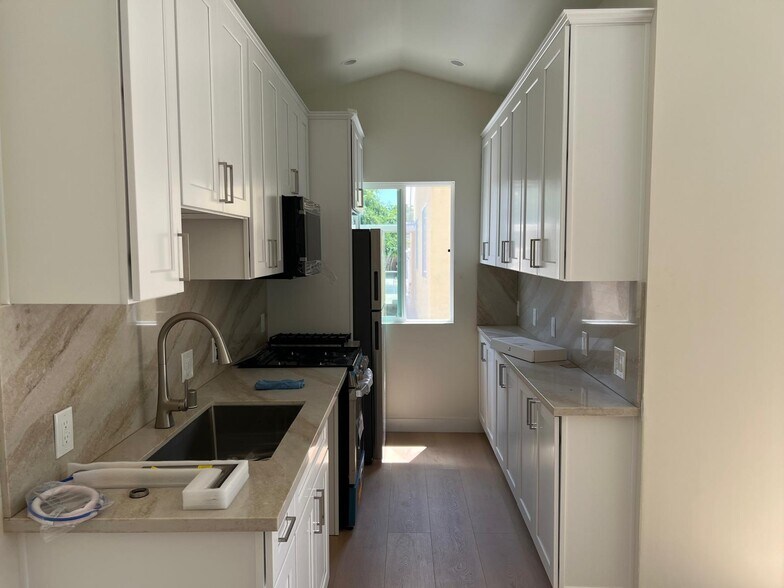 Building Photo - 4931 Placidia Ave
