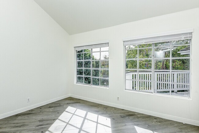 Building Photo - Remodeled 3 Bed Penthouse Condo