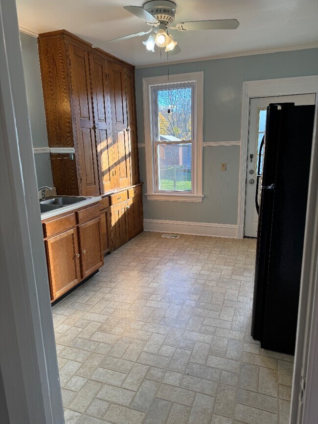 Building Photo - 374 Pine St