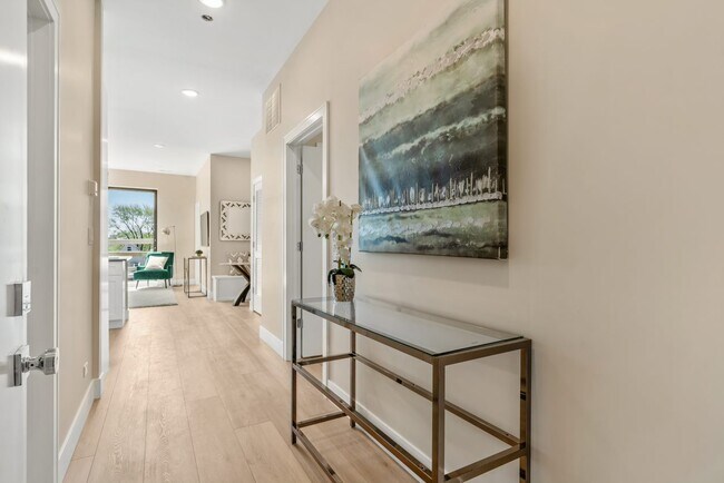 Building Photo - 1646 W Belmont Ave