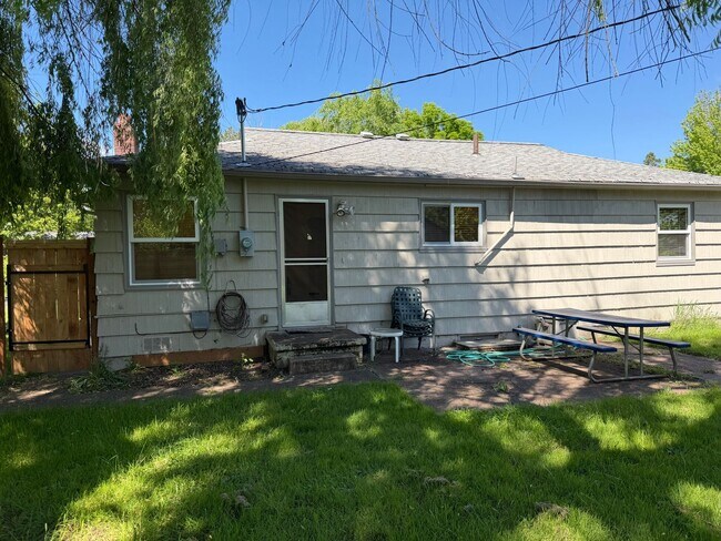 Building Photo - Updated 2 bedroom 1 bathroom house in Eugene!