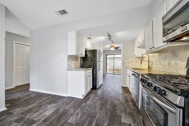 Building Photo - 10 E Willowood Ct