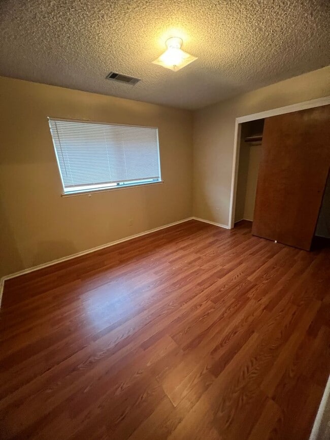 Building Photo - 424 E Prosperity Ave