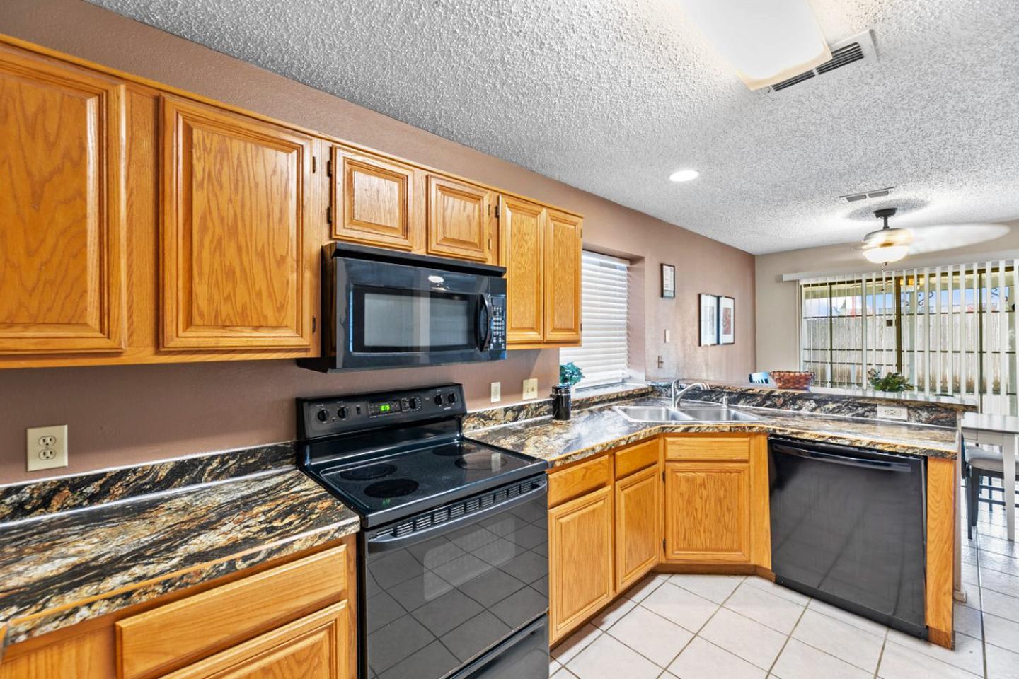 Building Photo - Stylish Fort Worth Home Near Chisholm Trail!