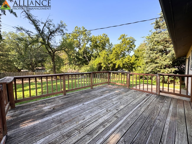 Building Photo - Home with Fenced Yard~Great West Side Loca...