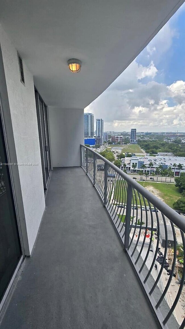 Building Photo - 1750 N Bayshore Dr