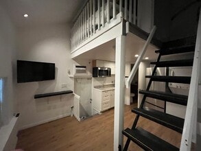 Building Photo - 1001 SE 2nd Ct