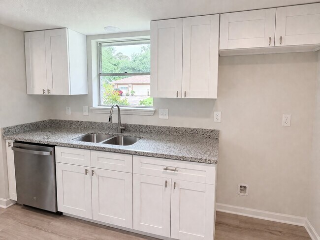 Building Photo - 2102 Lake Creek Dr