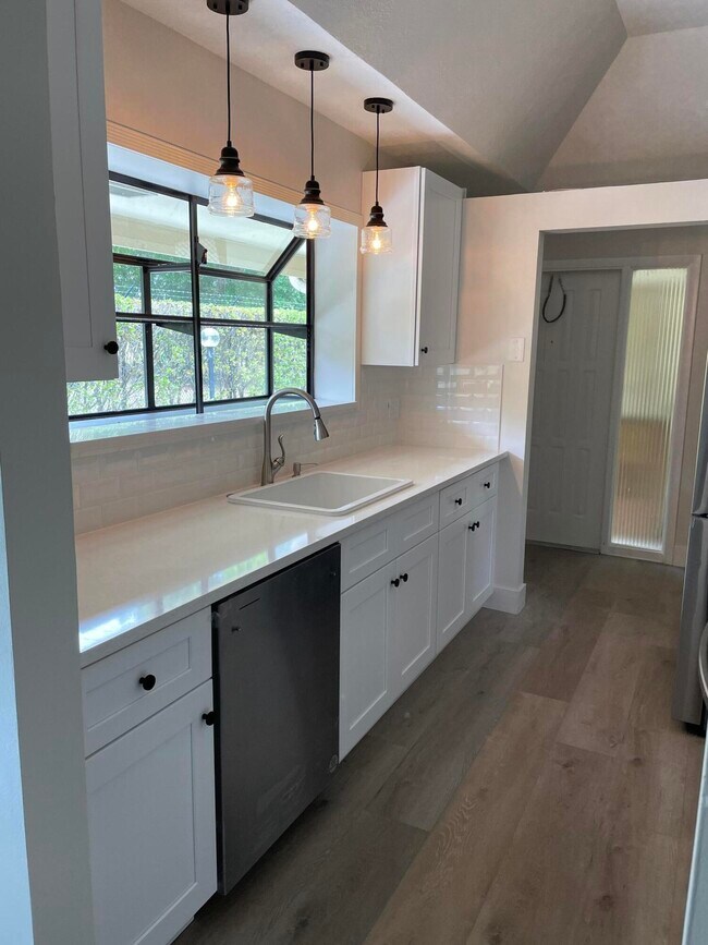 Building Photo - 104 Half Moon Cir