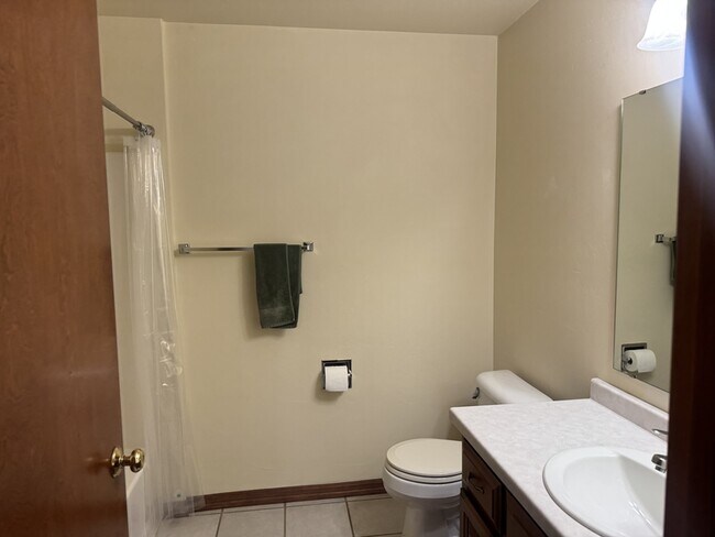 Building Photo - 2037-2039-2039 River Point Ct