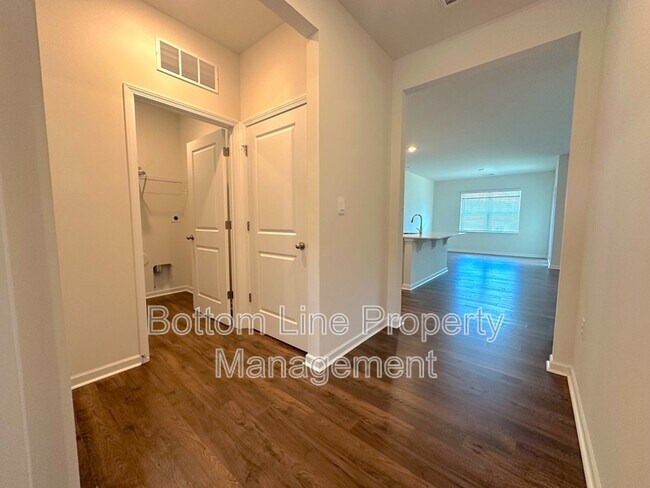 Building Photo - 211 Dogwood Crk Dr