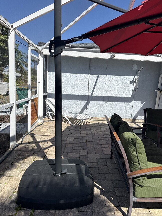 Building Photo - 713 Smith St