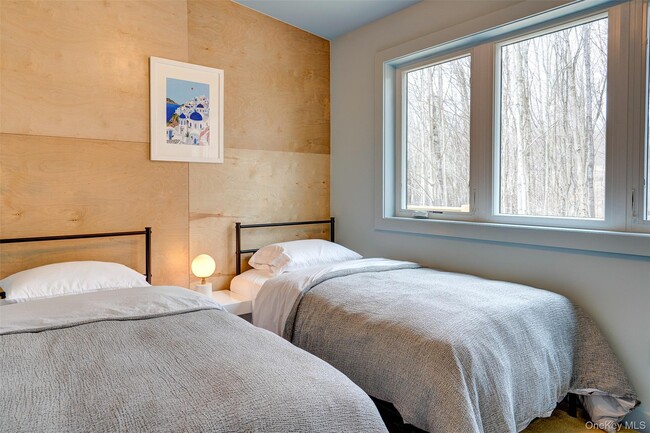 Building Photo - 90 Meadow Ln