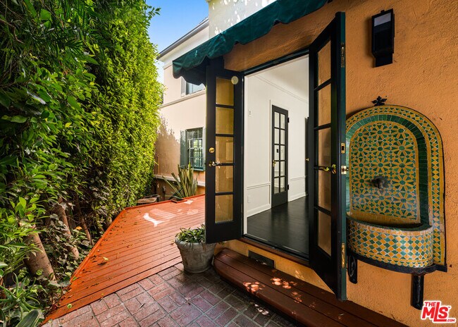 Building Photo - 1954 Hillcrest Rd