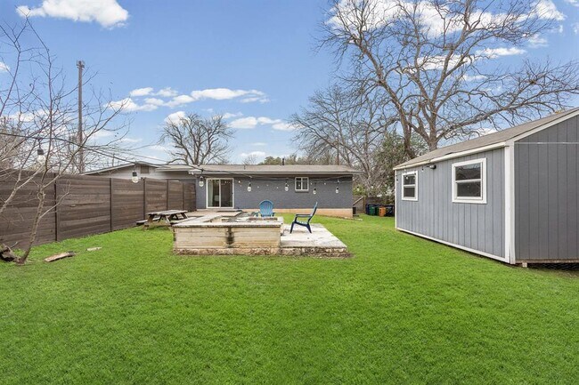 Building Photo - 11301 Oakwood Dr