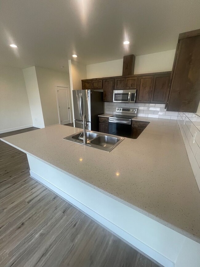Building Photo - Stunning Modern Three Bedroom Duplex in Le...