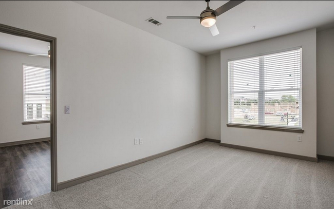 Building Photo - 1 br, 1 bath Flat - 6627 Maple Ave 537
