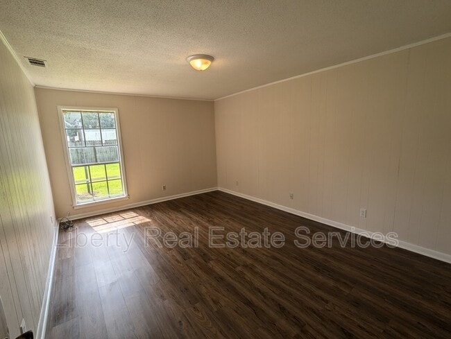 Building Photo - 979 Live Oak Dr