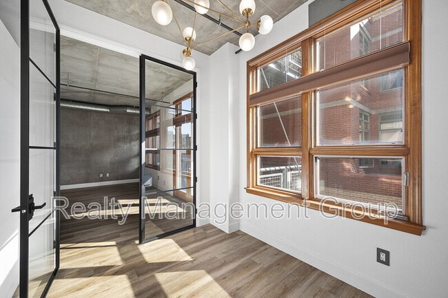 Building Photo - 877 Island Ave