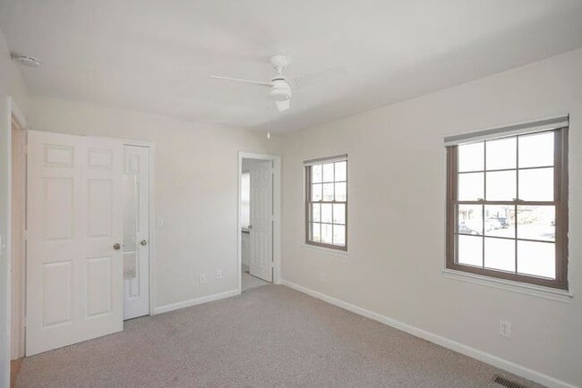 Building Photo - Beautiful 3 Bed Brentwood Townhome!
