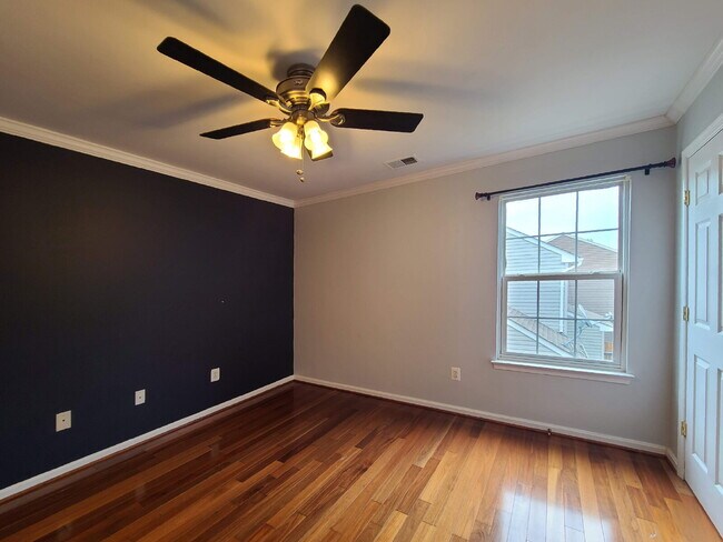 Building Photo - Gorgeous 6 BR Home, Convenient to Quantico & Commuting