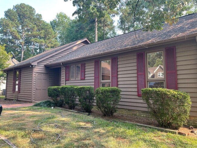 Building Photo - Carolina Lakes!!