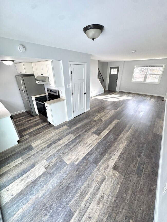 Building Photo - COMPLETELY REMODELED THREE BEDROOM Twin