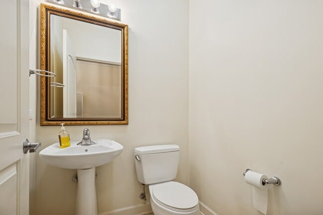 Building Photo - 450 E Waterside Dr