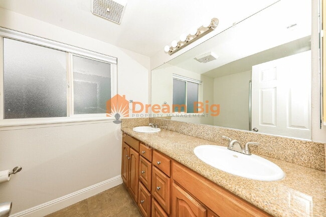 Building Photo - 2877 Sandberg St