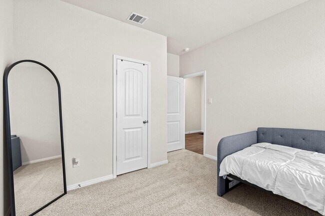 Building Photo - 381 Evergreen Sumac Lp