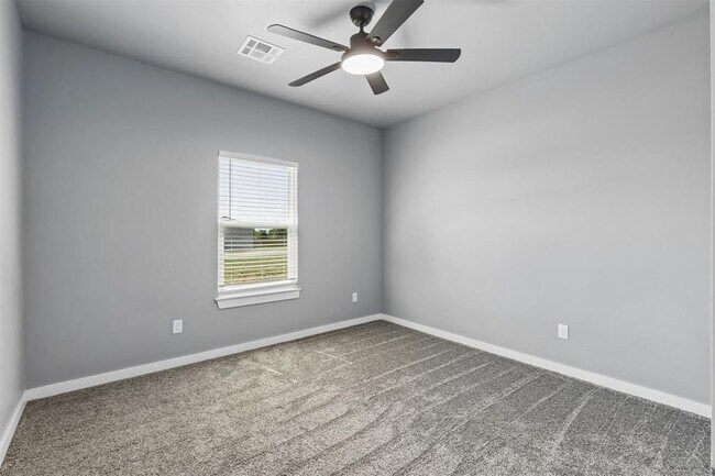 Building Photo - 4930 Meadow Dr