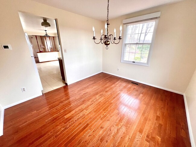 Building Photo - Beautiful Home - 3 Bedroom 2.5 Bathroom - ...