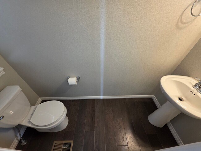 Building Photo - 3 Bed 3 bath house in Lorson Ranch!