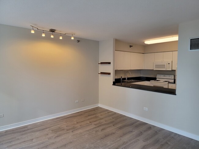 Building Photo - 512 N McClurg Ct