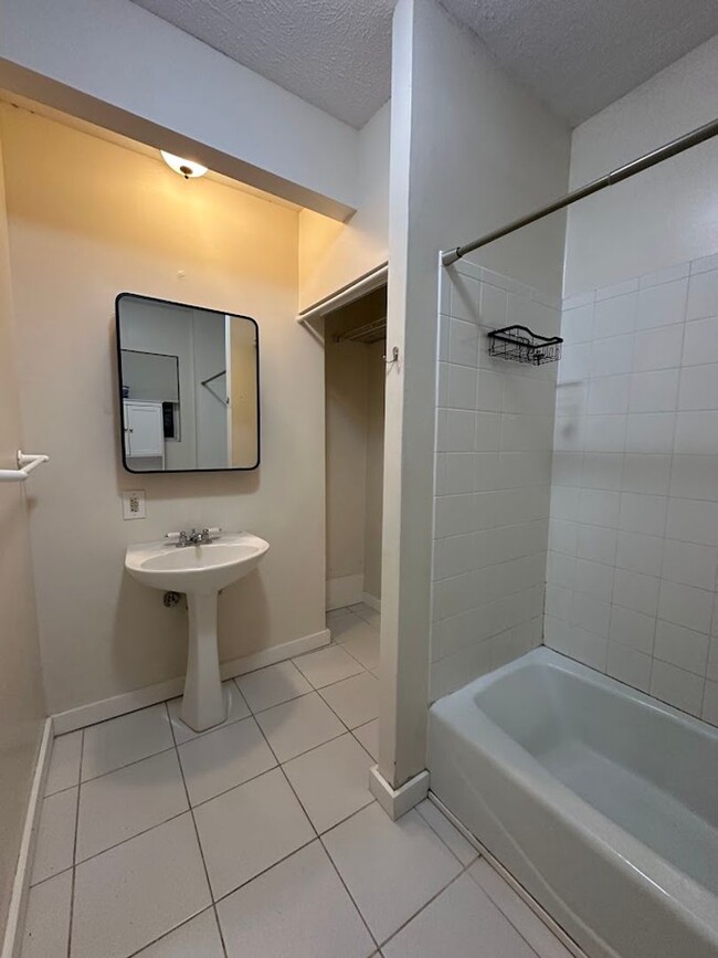 Building Photo - Nuuanu Pali Ground floor duplex 3 bed, 1 b...