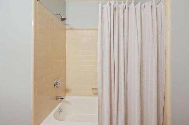 Building Photo - 512 Samana Way