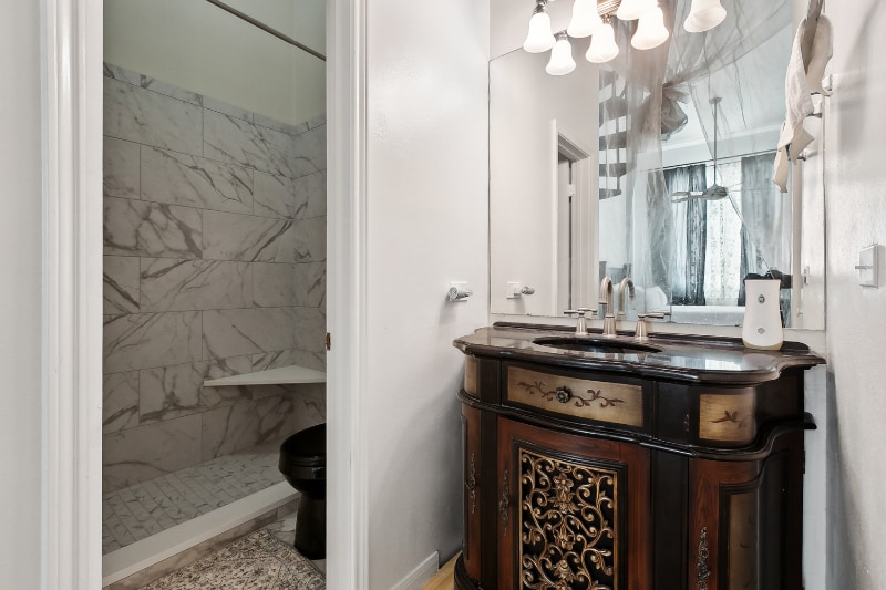 Building Photo - 330 Julia St