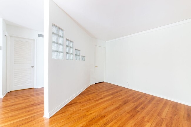 Building Photo - High Rise Condo 1bed 2 Full Bath