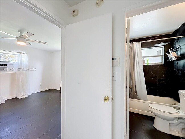 Building Photo - 391 NE 42nd Ct