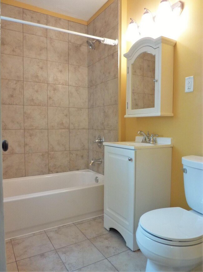 Building Photo - 738 Magnolia Ave E