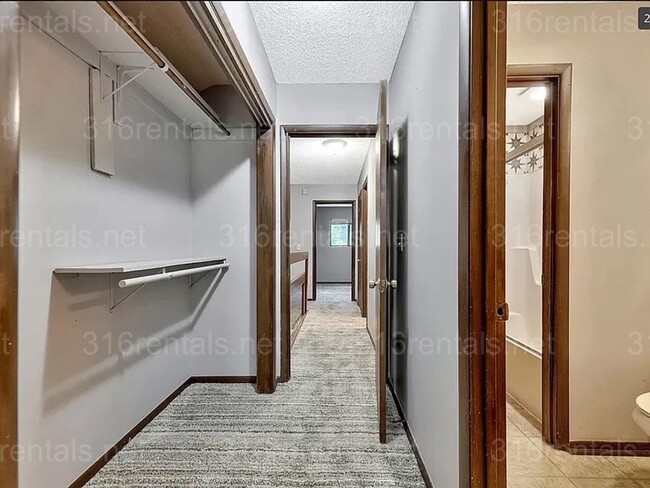 Building Photo - $1545 - 2 bed 2 bath - Duplex located in R...