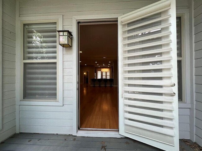Building Photo - 2520 Bluebonnet Ln