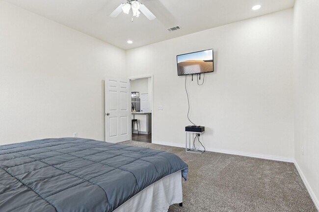 Building Photo - Spacious Custom New Build- 4 Bed 2 Bath Ho...