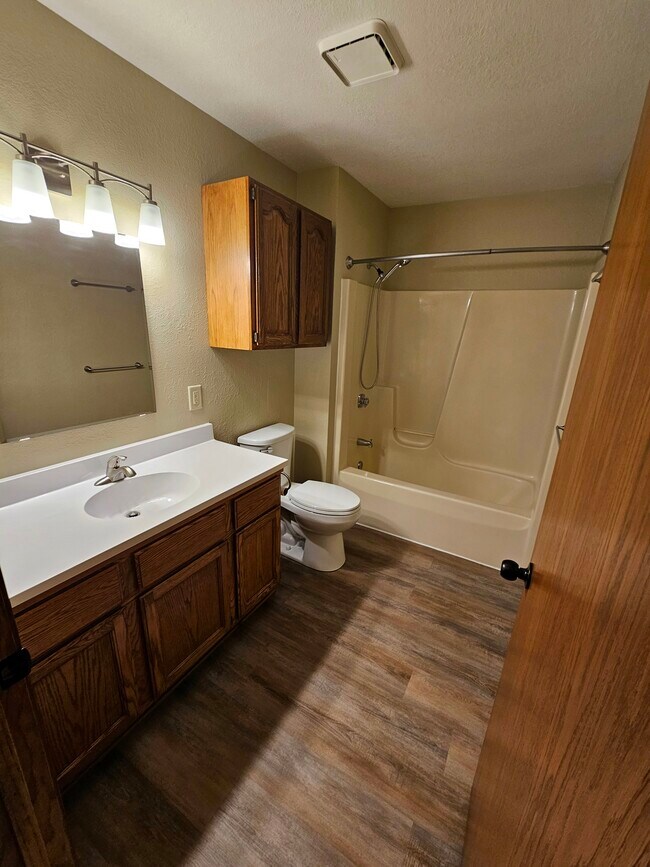 Building Photo - 101 Meadowpark Dr