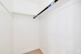 Building Photo - 921 Tyson Ave