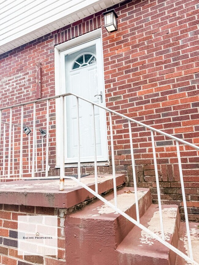 Building Photo - Furnished One Bedroom Available NOW!