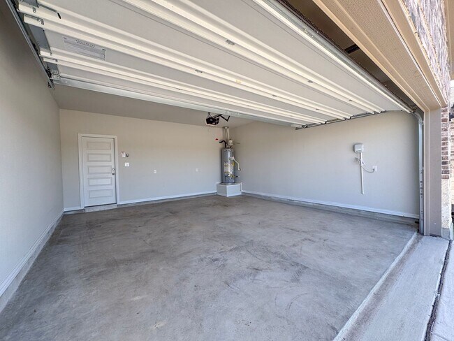 Building Photo - 9306