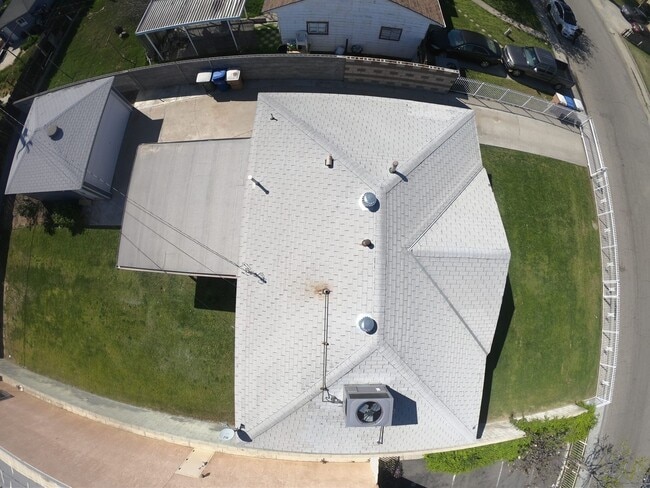 Building Photo - Cute 3Bedroom 1Bath Home Located Off Stockdale Hwy Centrally Located. Large Gated Yard. Gardner I...