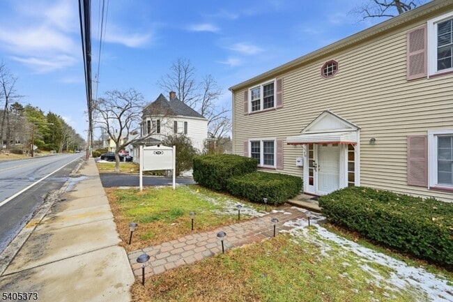 Building Photo - 76 Mt Kemble Ave