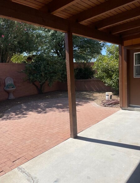 Building Photo - 1501 W Calle Mendoza